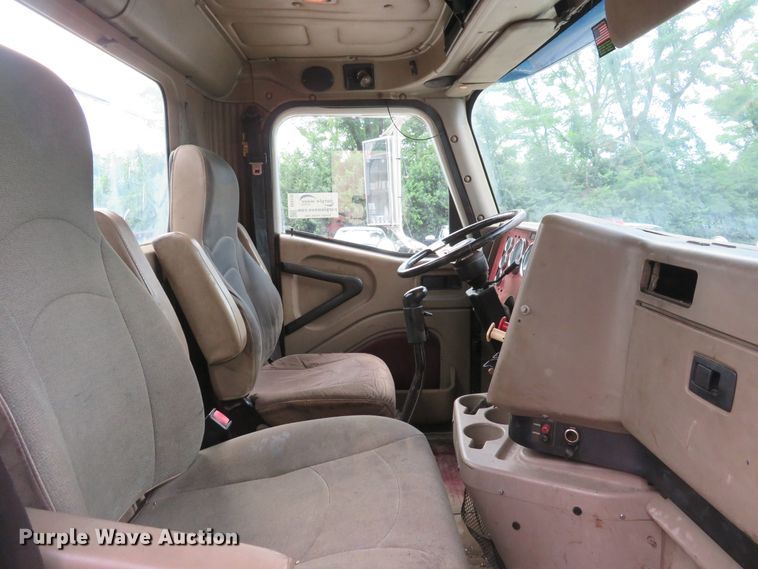 image for item DE8170 2003 International 9200i semi truck