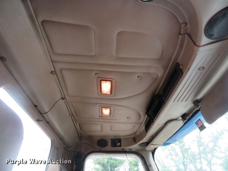 image for item DE8170 2003 International 9200i semi truck