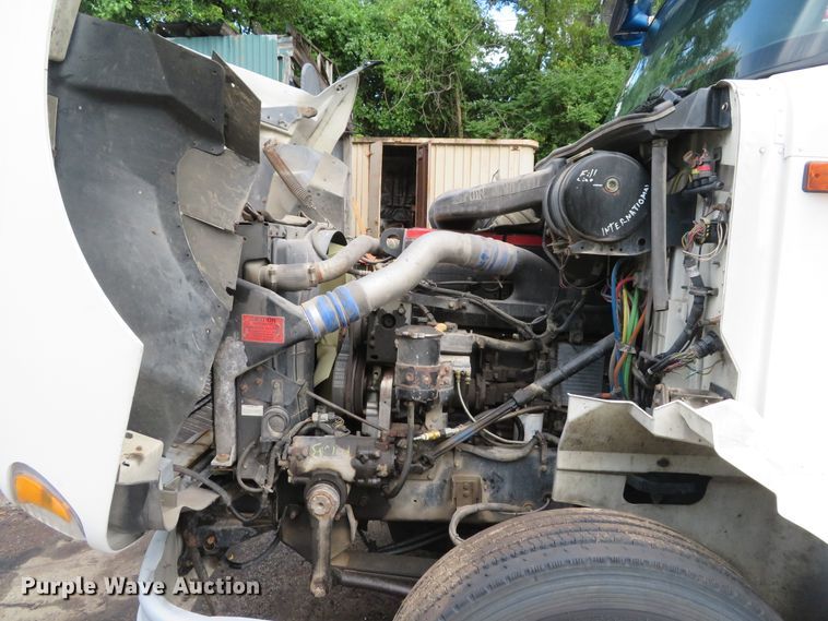 image for item DE8170 2003 International 9200i semi truck