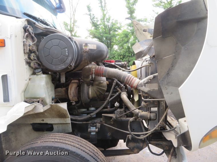 image for item DE8170 2003 International 9200i semi truck