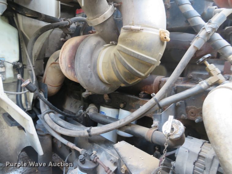 image for item DE8170 2003 International 9200i semi truck