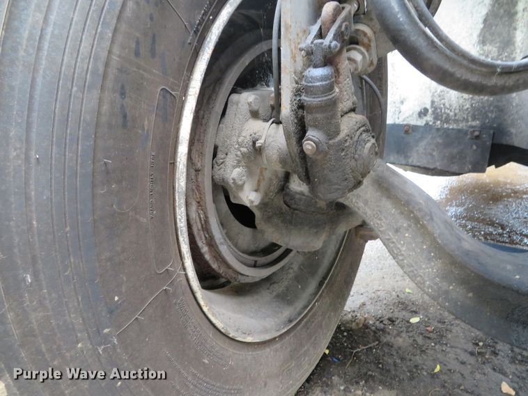 image for item DE8170 2003 International 9200i semi truck