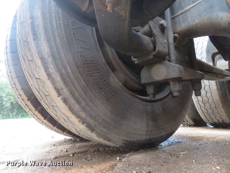 image for item DE8170 2003 International 9200i semi truck