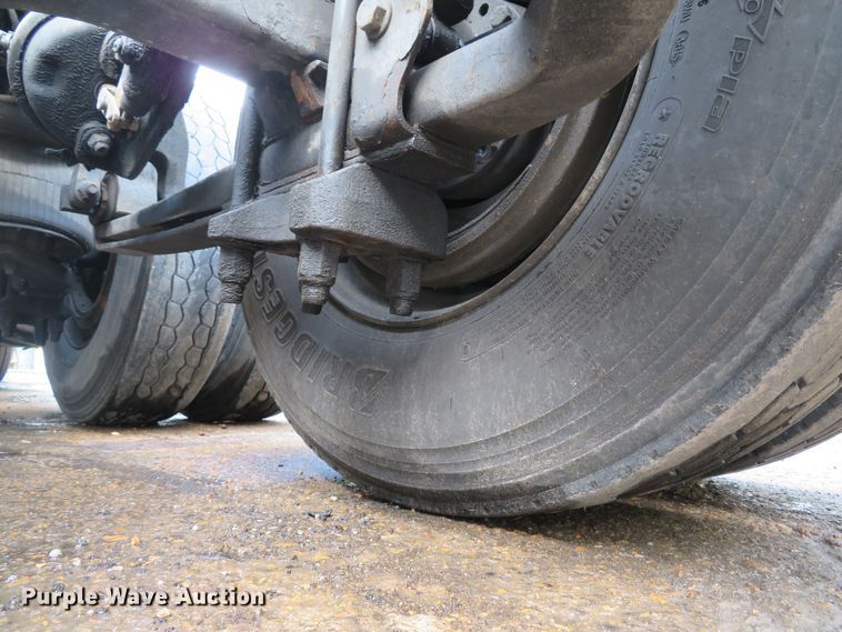 image for item DE8170 2003 International 9200i semi truck