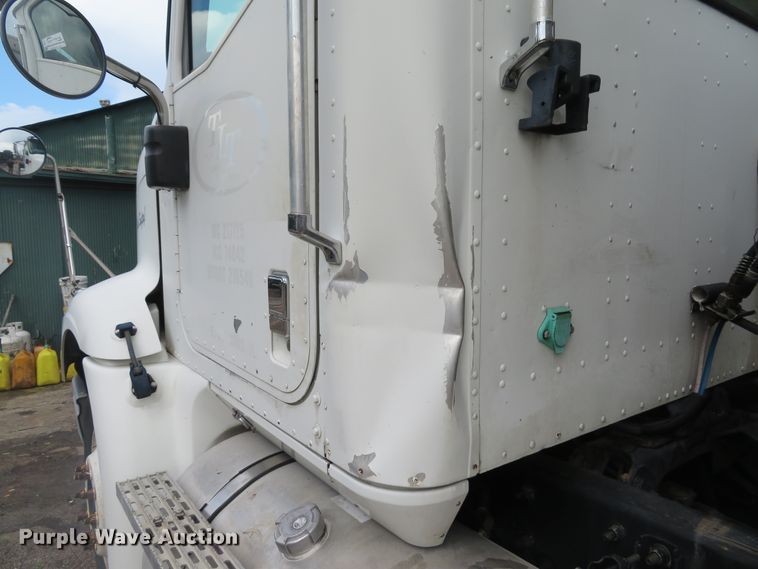 image for item DE8170 2003 International 9200i semi truck