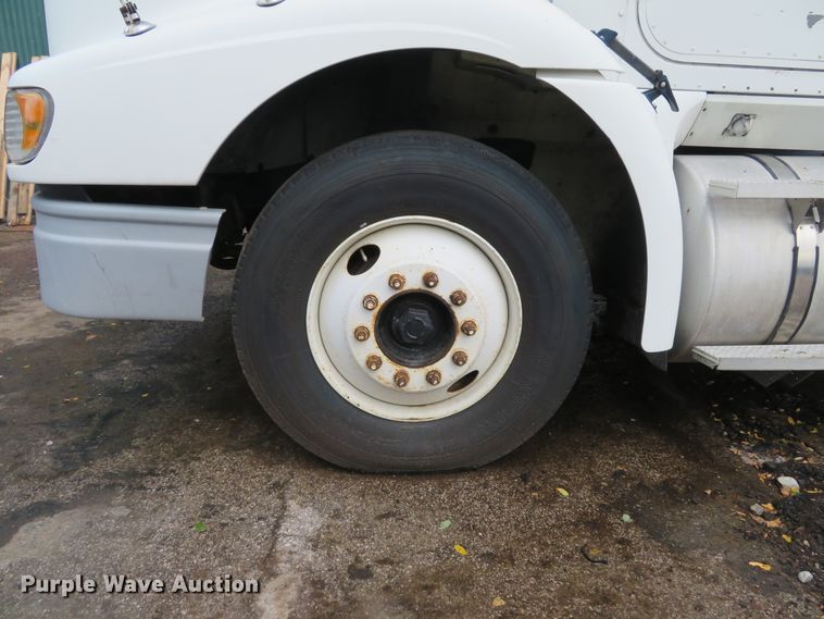 image for item DE8170 2003 International 9200i semi truck