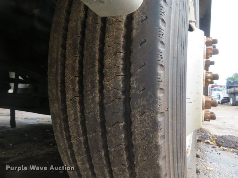 image for item DE8170 2003 International 9200i semi truck