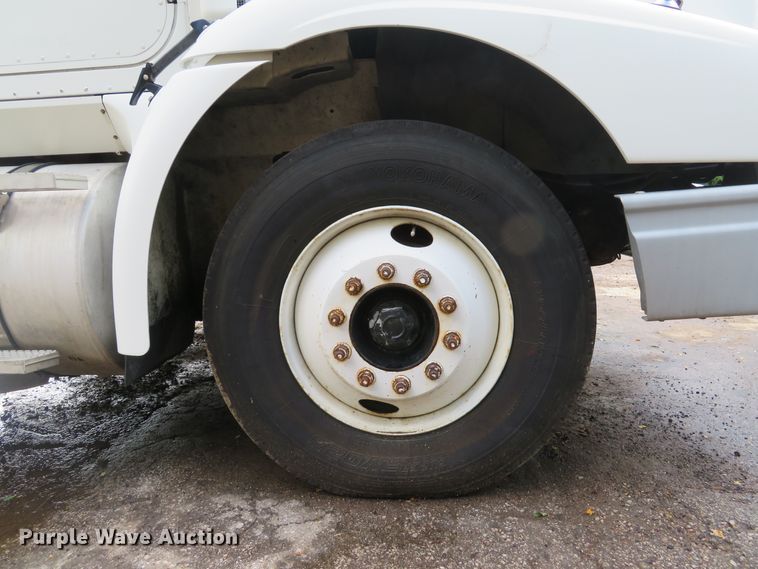 image for item DE8170 2003 International 9200i semi truck