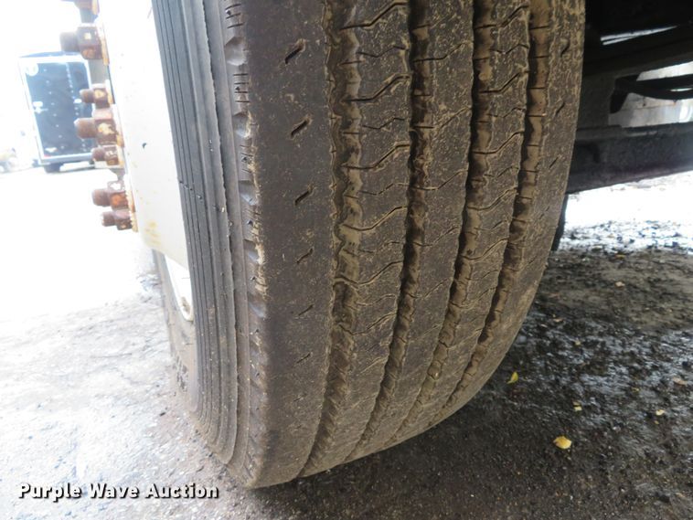 image for item DE8170 2003 International 9200i semi truck