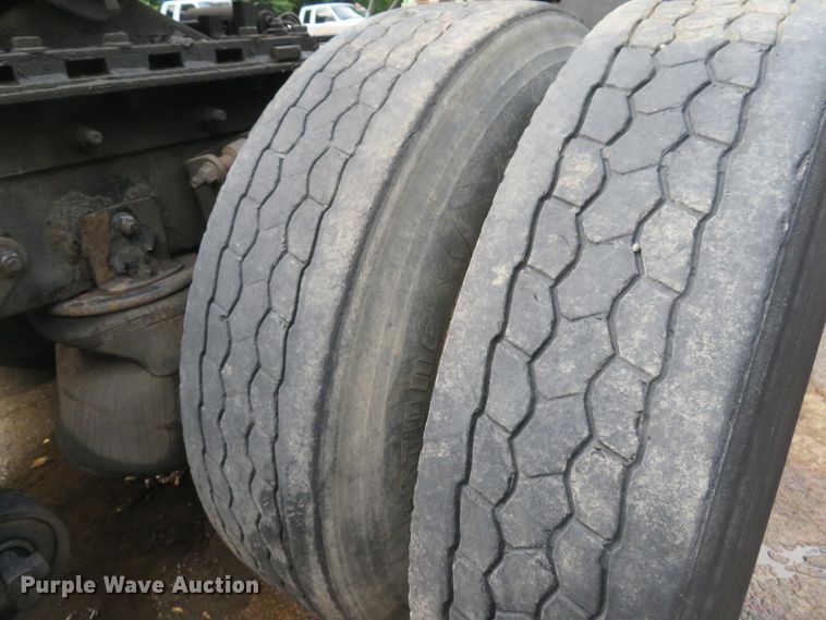 image for item DE8170 2003 International 9200i semi truck