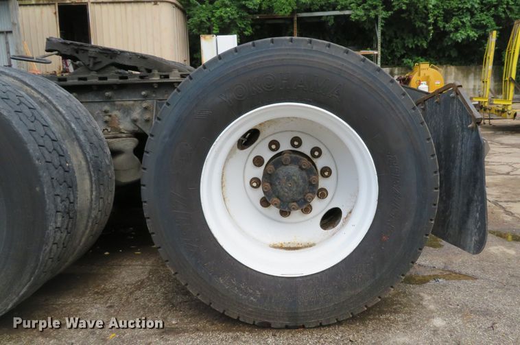 image for item DE8170 2003 International 9200i semi truck