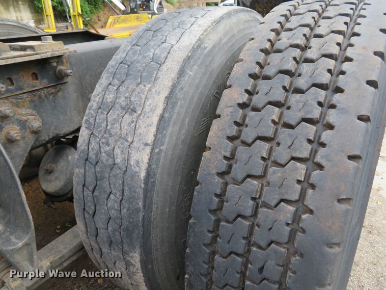 image for item DE8170 2003 International 9200i semi truck