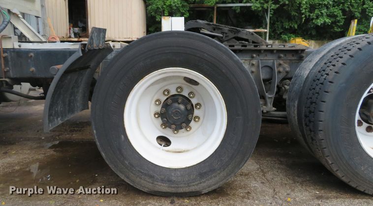 image for item DE8170 2003 International 9200i semi truck