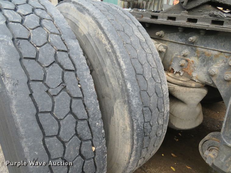 image for item DE8170 2003 International 9200i semi truck