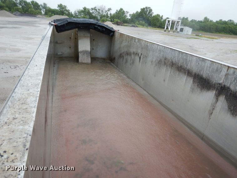 image for item DE8491 2000 Summit end dump trailer