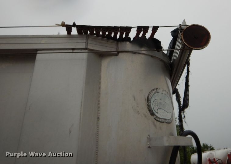 image for item DE8491 2000 Summit end dump trailer