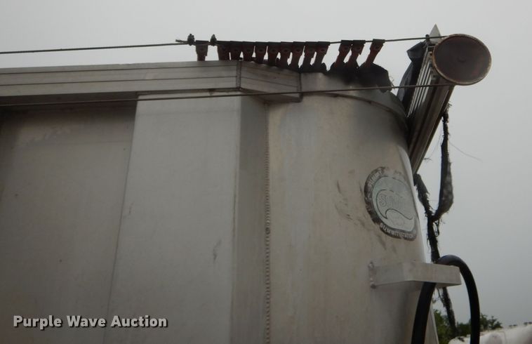 image for item DE8491 2000 Summit end dump trailer