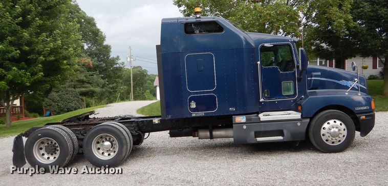 image for item DE8514 2007 Kenworth T600 semi truck