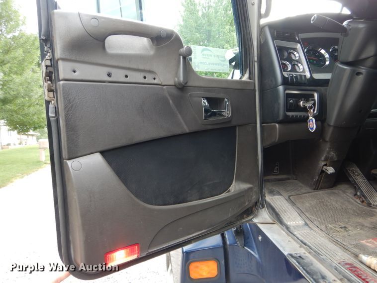 image for item DE8514 2007 Kenworth T600 semi truck