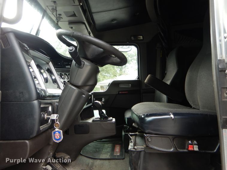 image for item DE8514 2007 Kenworth T600 semi truck