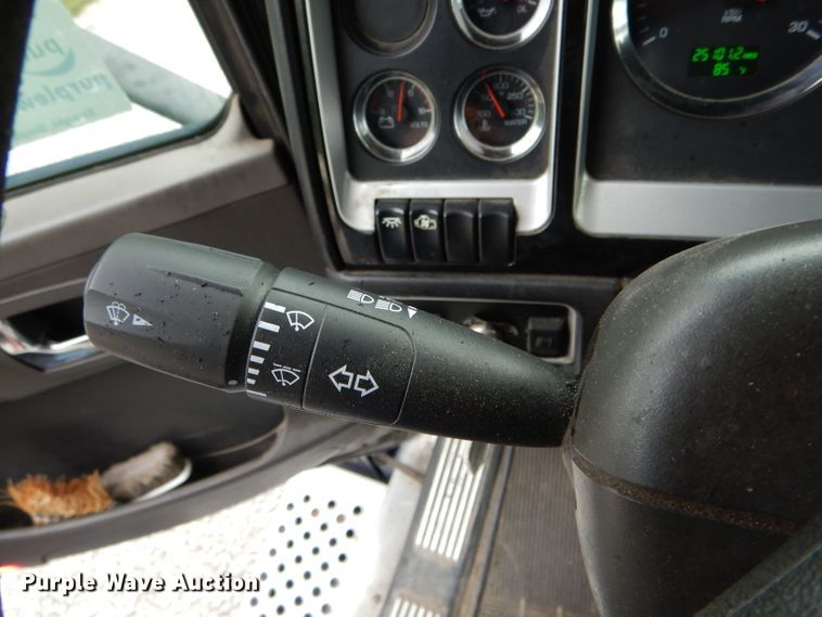 image for item DE8514 2007 Kenworth T600 semi truck