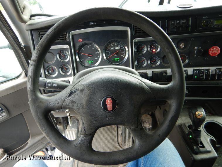 image for item DE8514 2007 Kenworth T600 semi truck