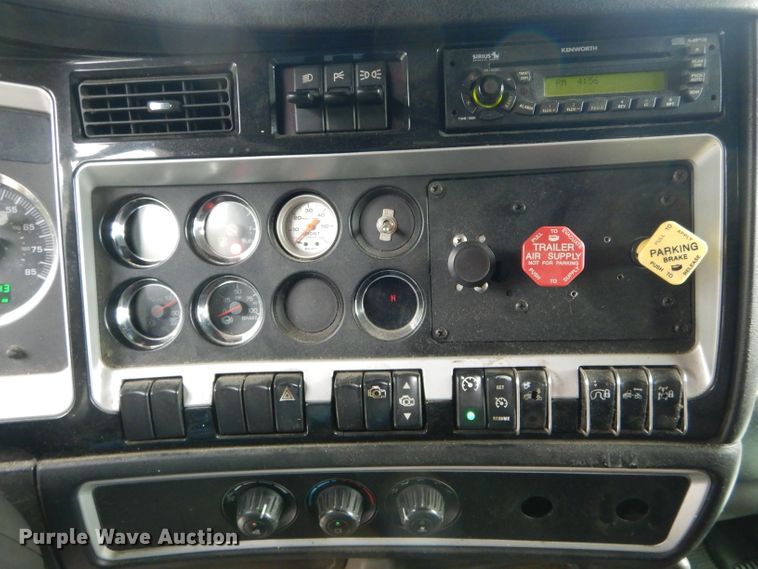 image for item DE8514 2007 Kenworth T600 semi truck