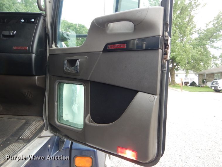 image for item DE8514 2007 Kenworth T600 semi truck