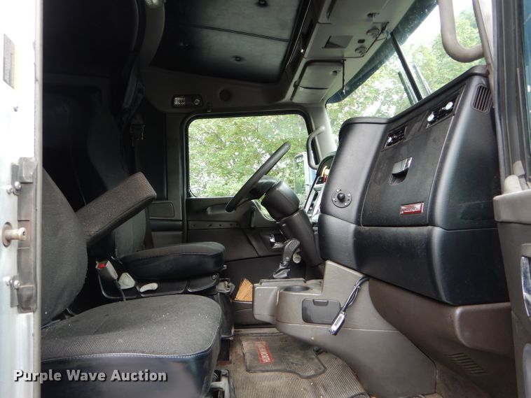 image for item DE8514 2007 Kenworth T600 semi truck