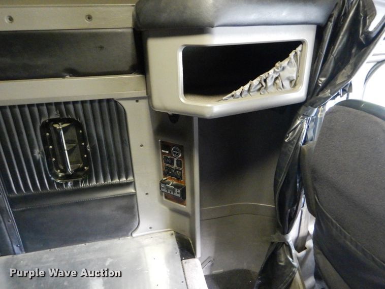 image for item DE8514 2007 Kenworth T600 semi truck