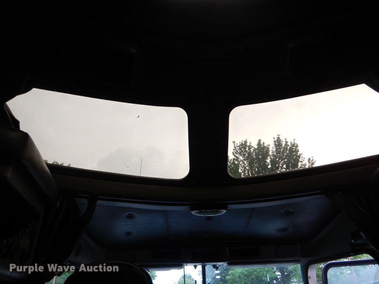 image for item DE8514 2007 Kenworth T600 semi truck