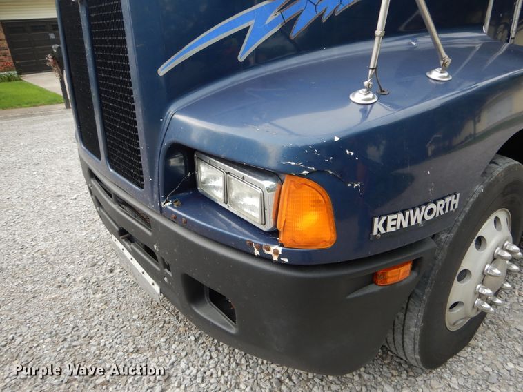 image for item DE8514 2007 Kenworth T600 semi truck