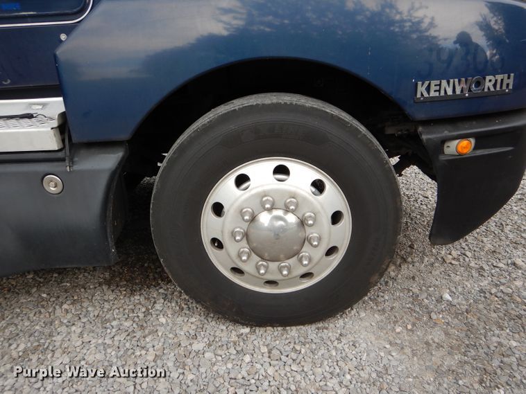 image for item DE8514 2007 Kenworth T600 semi truck