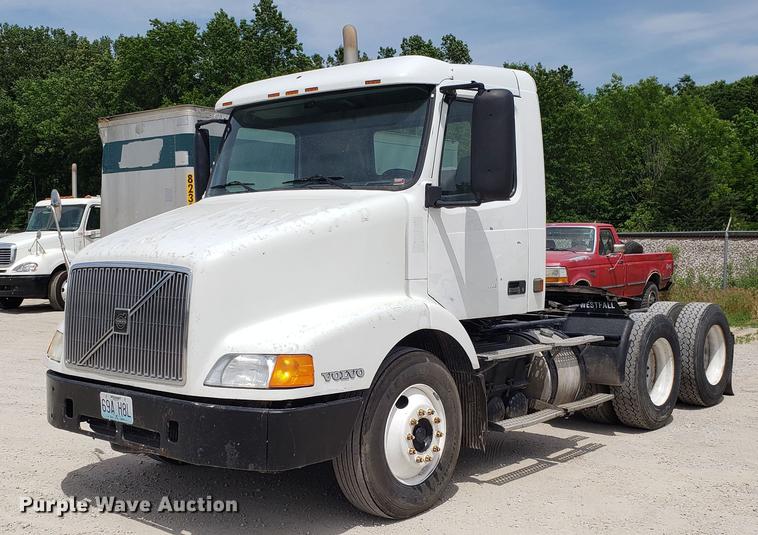 image for item DF3498 2000 Volvo VN semi truck