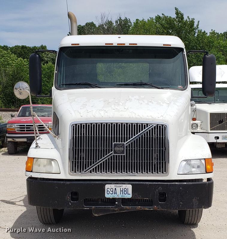 image for item DF3498 2000 Volvo VN semi truck
