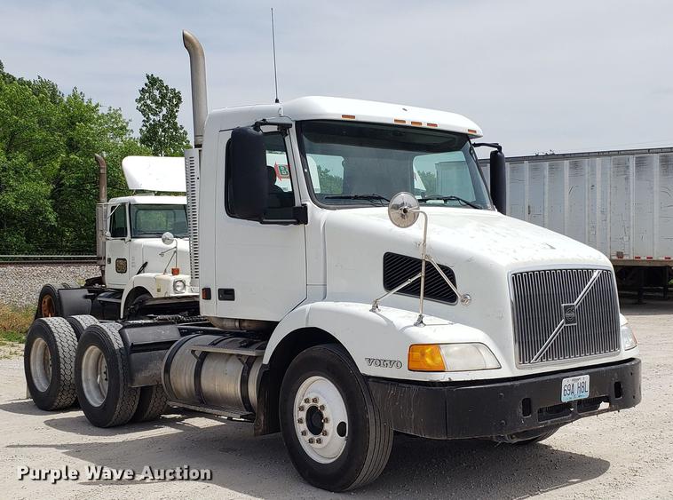 image for item DF3498 2000 Volvo VN semi truck