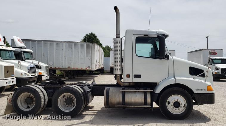 image for item DF3498 2000 Volvo VN semi truck