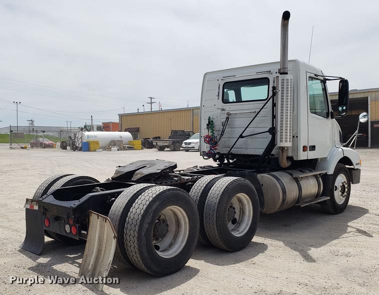 image for item DF3498 2000 Volvo VN semi truck