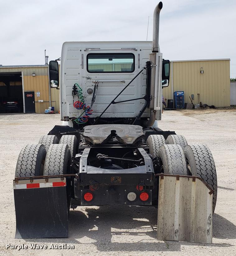 image for item DF3498 2000 Volvo VN semi truck