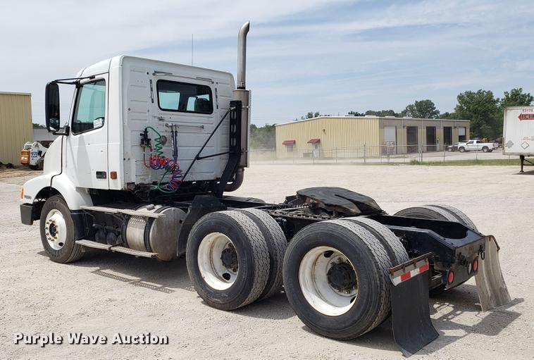 image for item DF3498 2000 Volvo VN semi truck