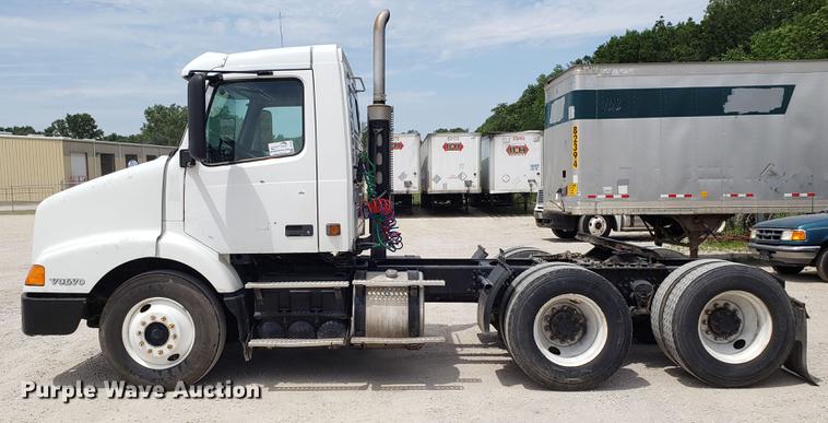 image for item DF3498 2000 Volvo VN semi truck