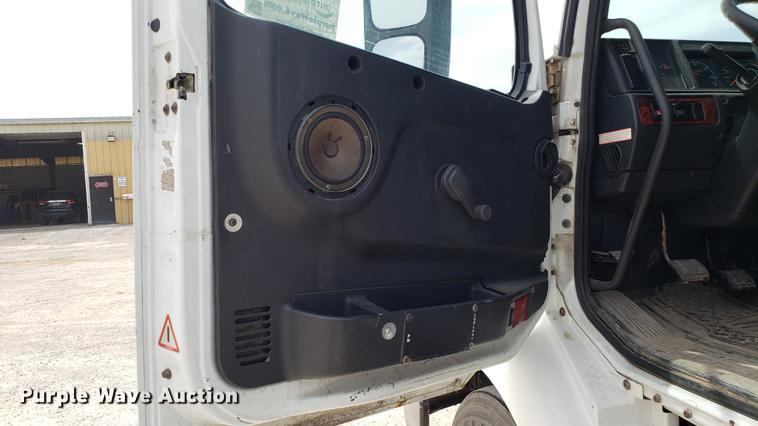 image for item DF3498 2000 Volvo VN semi truck