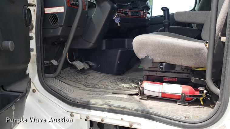 image for item DF3498 2000 Volvo VN semi truck