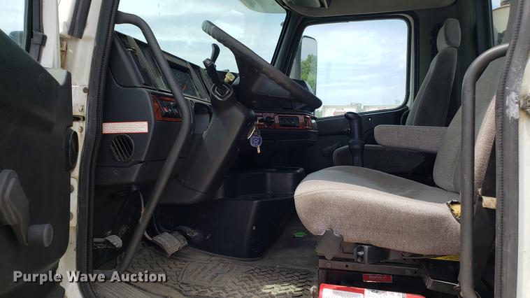 image for item DF3498 2000 Volvo VN semi truck