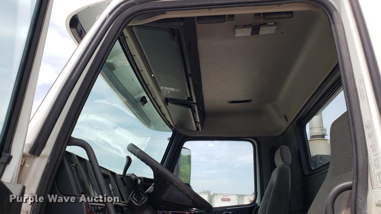 image for item DF3498 2000 Volvo VN semi truck