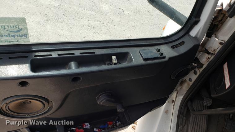 image for item DF3498 2000 Volvo VN semi truck