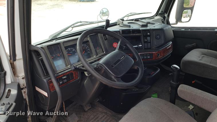 image for item DF3498 2000 Volvo VN semi truck