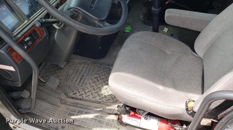 image for item DF3498 2000 Volvo VN semi truck