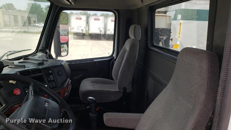 image for item DF3498 2000 Volvo VN semi truck