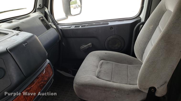 image for item DF3498 2000 Volvo VN semi truck